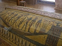 sarcofago dipinto rappresenta la nave che porta il defunto nell'aldilà